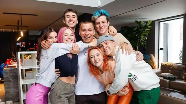 Grupa przyjaciół, uśmiechnięta i przytulona. Zastanawiasz się, ile kosztuje bilet na koncert Genzie?