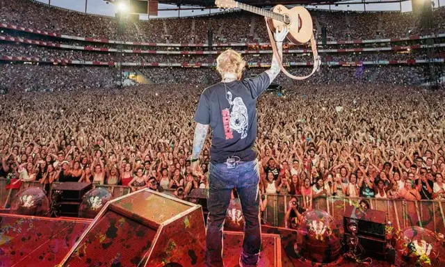 Ed Sheeran w Warszawie - tłumy ludzi, ile biletów sprzedano? Koncert na stadionie.