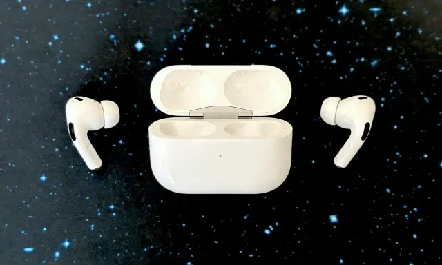 Białe słuchawki AirPods z etui na czarnym tle w gwiazdy.