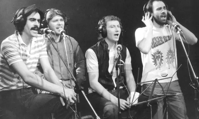 Czterech mężczyzn w słuchawkach śpiewa przy mikrofonach. Kto śpiewał bananowy song?