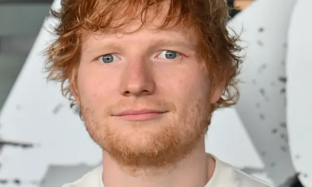 Ed Sheeran z rudymi włosami i niebieskimi oczami. Zastanawiasz się, ile kosztuje bilet na koncert Ed Sheeran?