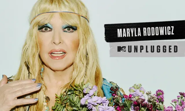 Maryla Rodowicz w stylu boho, z bukietem kwiatów. Obok napis "Maryla Rodowicz MTV Unplugged". Zastanawiasz się, ile trwa koncert Maryli Rodowicz?