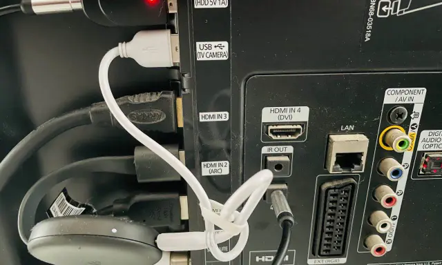 Złącza z tyłu telewizora Samsung: USB, HDMI, IR OUT, LAN, EXT (RGB). Brak widocznego wejścia na słuchawki.
