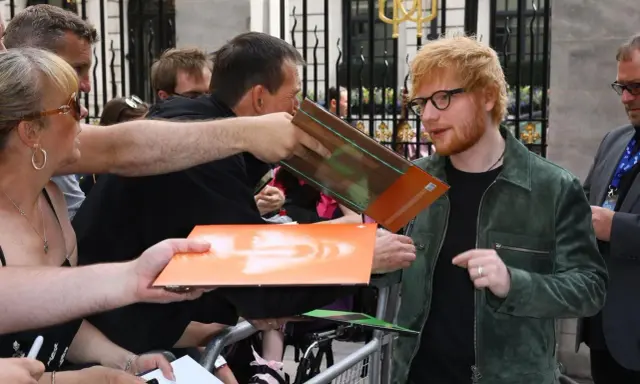 Ed Sheeran rozdaje autografy fanom. Ciekawe, ile zarabia Ed Sheeran, że stać go na tyle płyt!