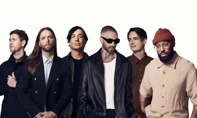 Zespół Maroon 5 pozuje do zdjęcia. Zastanawiasz się, ile trwa koncert Maroon 5?