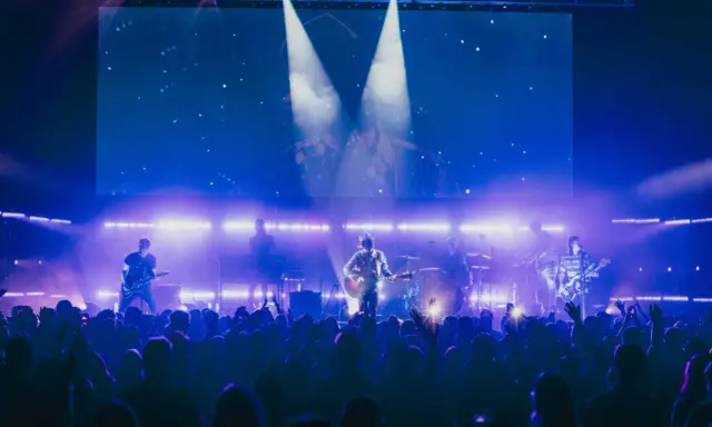 Zespół 4dreamers gra na scenie, a tłum szaleje. Koncert trwa, a fani śpiewają razem z artystami.