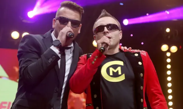 Dwóch wokalistów disco polo na scenie. Zastanawiasz się, ile kosztuje koncert disco polo?