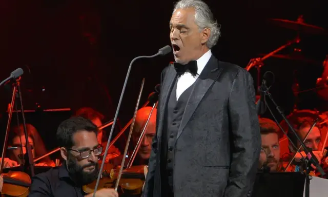 Andrea Bocelli śpiewa z orkiestrą. Koncert odbył się w Warszawie.