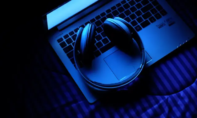 Słuchawki bluetooth na laptopie, gotowe do połączenia. Dowiedz się, jak podłączyć słuchawki bluetooth do komputera i cieszyć się dźwiękiem.