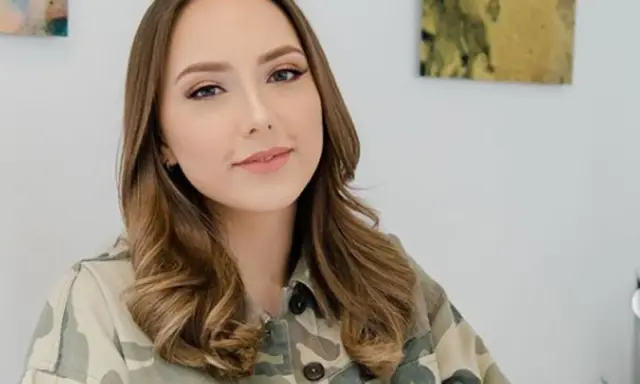 Młoda kobieta w kurtce moro, przypominająca Hailie Mathers. Ciekawe, ile lat ma córka Eminema?