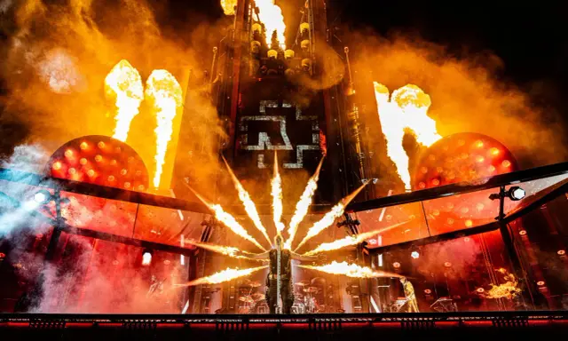 Koncert Rammstein z pirotechniką i płomieniami. Zastanawiasz się, ile trwa koncert Rammstein? To spektakl pełen ognia!