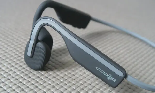 Słuchawki AfterShokz, idealne, gdy zastanawiasz się, jakie słuchawki na rower, by słyszeć otoczenie.