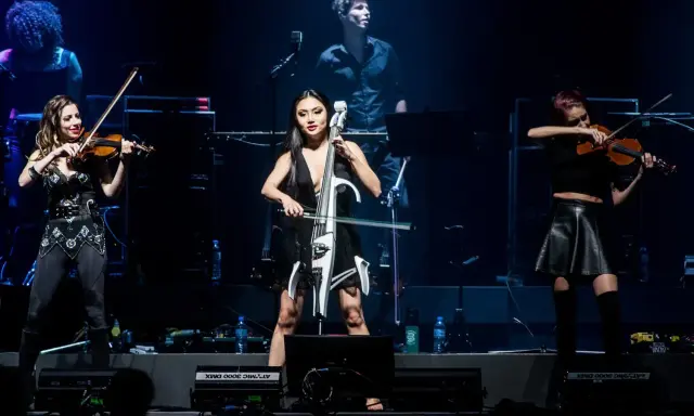 Trzy artystki grają na instrumentach smyczkowych podczas koncertu. Zastanawiasz się, ile trwa koncert Hansa Zimmera?