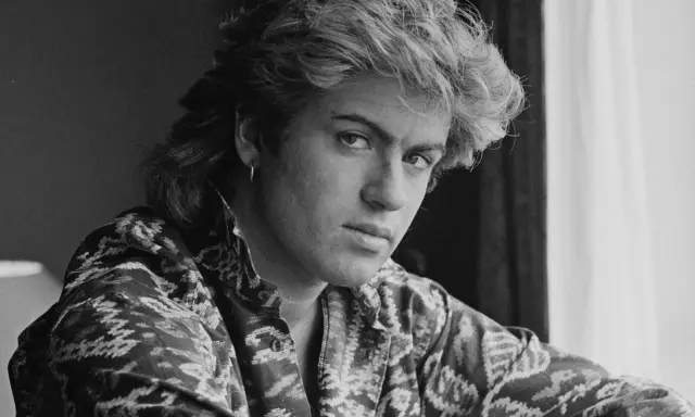 George Michael, który śpiewa Last Christmas, w charakterystycznej koszuli z wzorem.