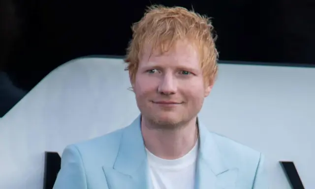 Ed Sheeran w błękitnej marynarce. Chcesz kupić bilet na jego koncert? Sprawdź, jak zamówić!