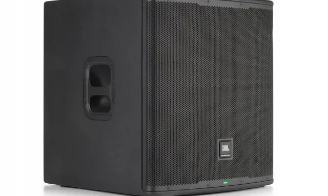 Czarny, profesjonalny jbl subwoofer aktywny estradowy z logo JBL Professional. Idealny do mocnego basu na koncertach.