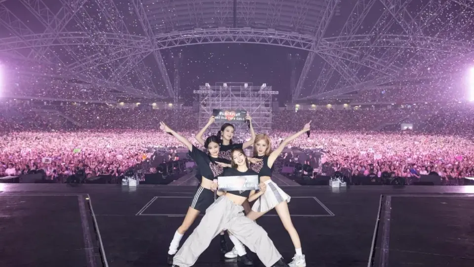 Cztery członkinie BLACKPINK pozują na scenie przed tłumem fanów. Zastanawiasz się, ile kosztuje bilet na koncert BLACKPINK?