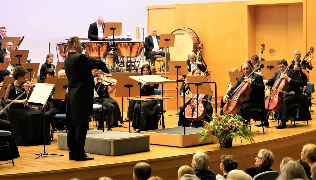 Dyrygent prowadzi orkiestrę filharmoniczną. Ile trwa koncert w filharmonii? Zależy od programu, ale zazwyczaj ok. 2 godzin.