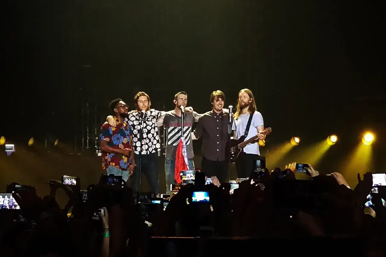 Zesp&oacute;ł Maroon 5 na scenie, fani filmują telefonami. Ciekawe, ile trwa koncert Maroon 5?