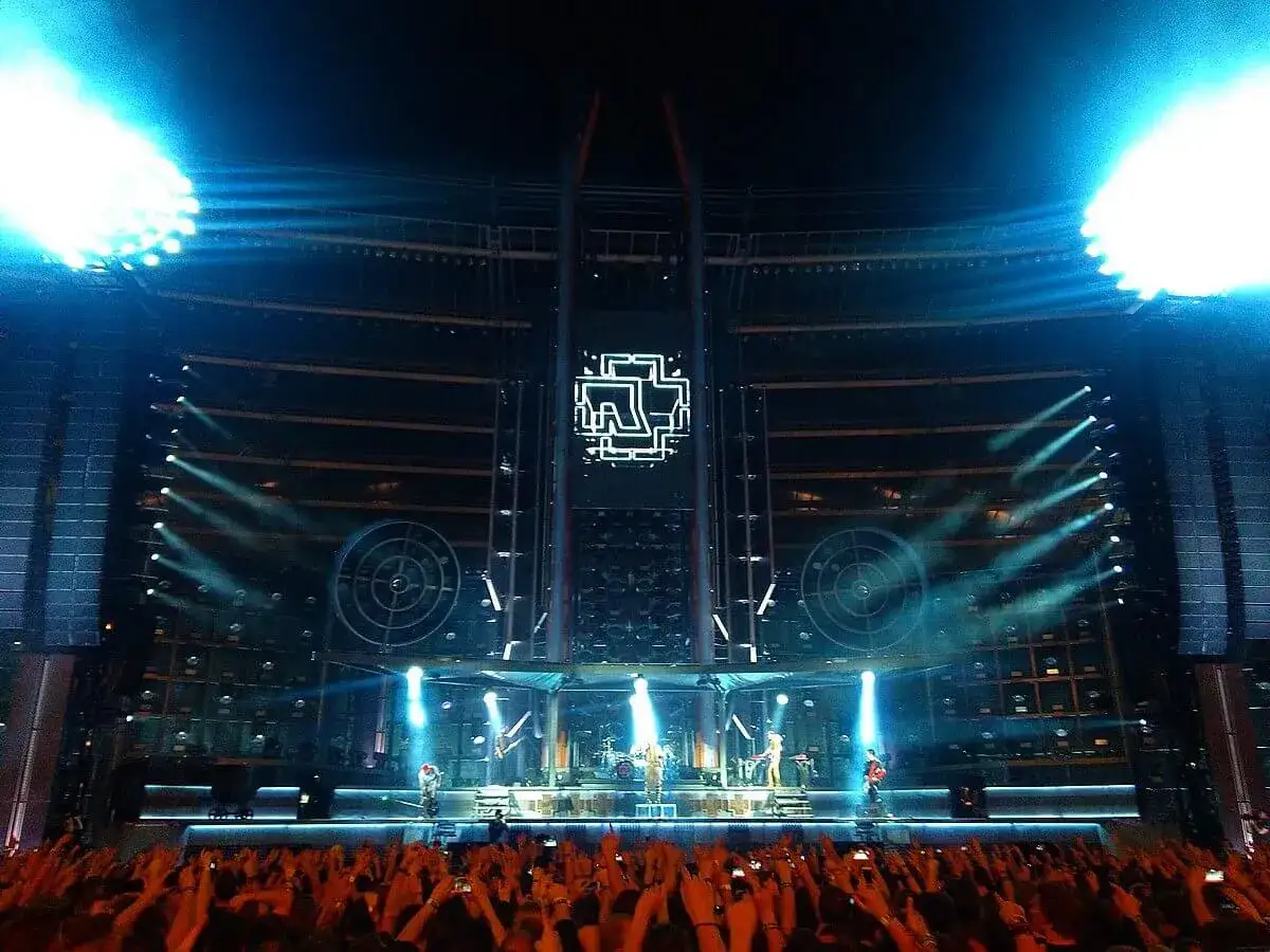 Koncert Rammstein z pirotechniką i tłumem fanów. Zastanawiasz się, ile trwa koncert Rammstein? Zazwyczaj około 2 godzin.