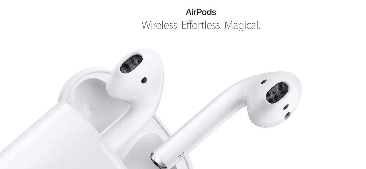 Białe słuchawki AirPods w etui. Dowiedz się, jak podłączyć AirPods do swojego urządzenia.