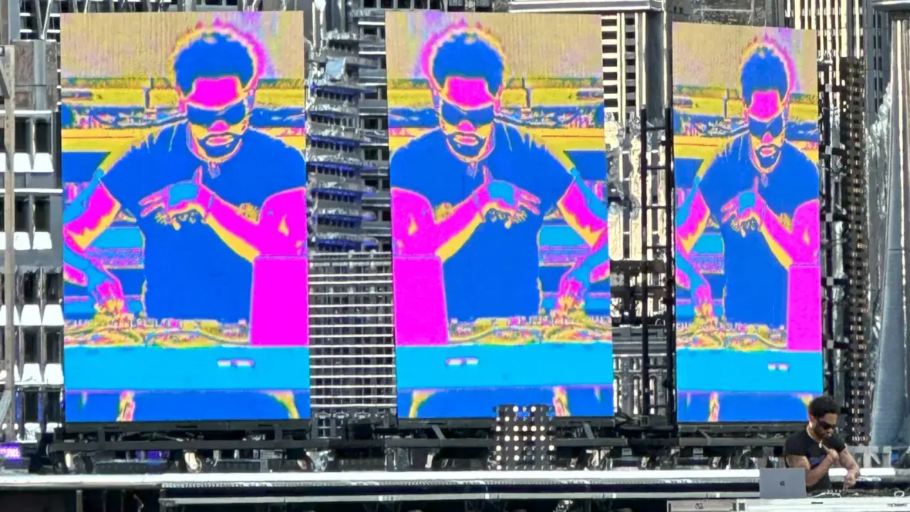Trzy ekrany z kolorowym wizerunkiem The Weeknd. Koncert trwa, a fani zastanawiają się, ile trwa koncert The Weeknd.