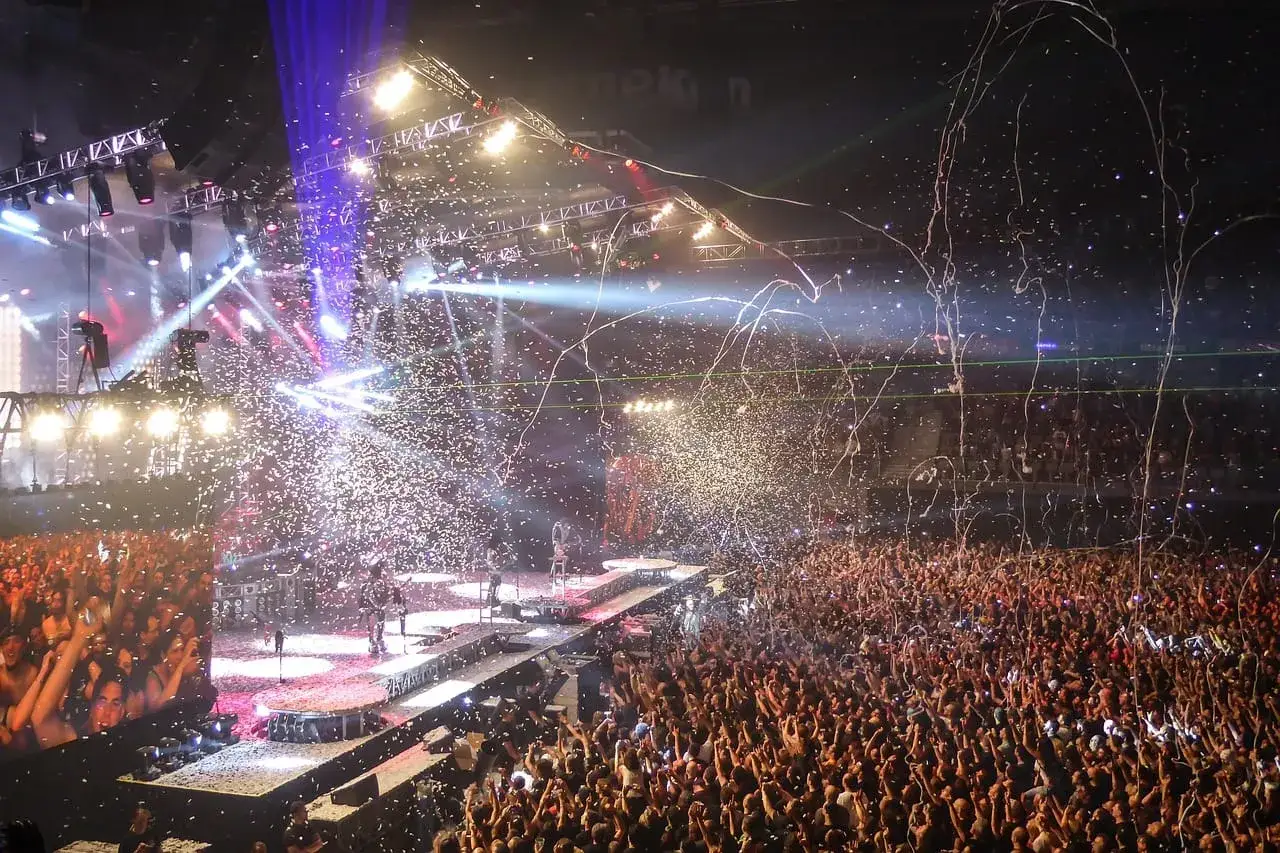 Tłum szaleje na koncercie, sypie się konfetti, a światła tworzą niesamowity spektakl. Trudno zgadnąć, ile trwa koncert, ale atmosfera jest elektryzująca!