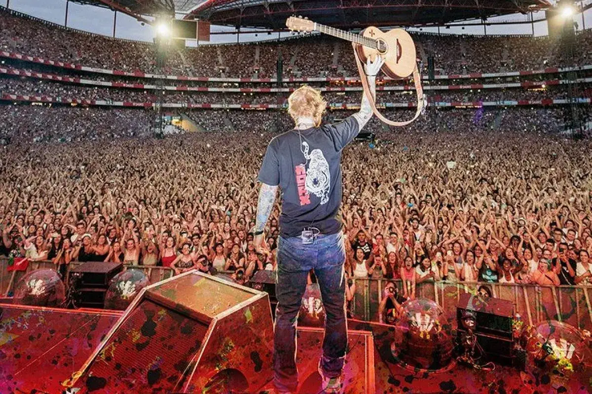 Ed Sheeran w Warszawie zgromadził tłumy. Ogromny stadion wypełniony po brzegi fanami, którzy skandują jego imię.