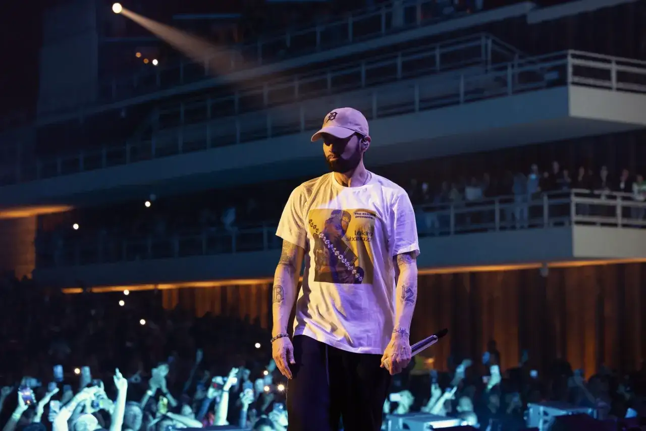 Eminem na koncercie, w białej koszulce z nadrukiem. Czy był w Polsce? Fani z telefonami w tłumie.