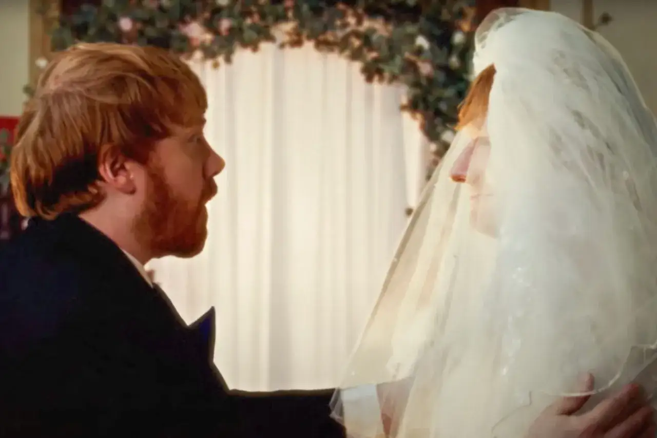 Rudy mężczyzna w garniturze i panna młoda pod welonem. Czy Ed Sheeran grał w Harrym Potterze? Nie, to Rupert Grint.