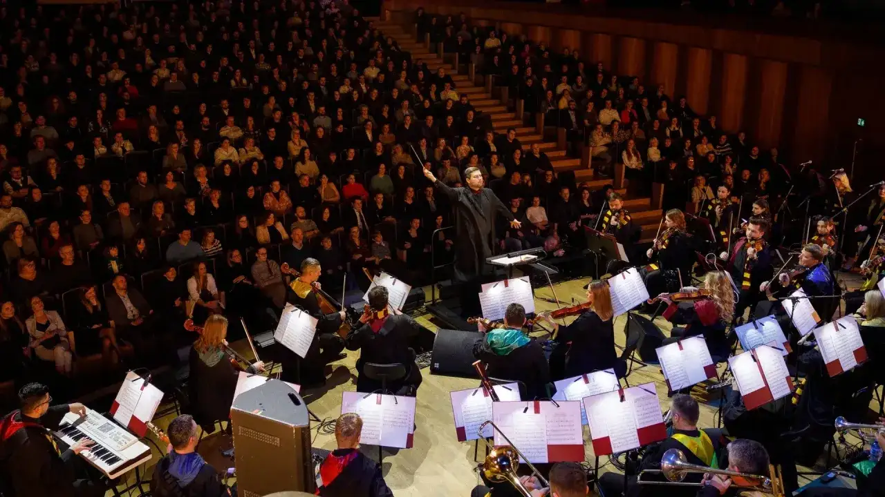 Koncert muzyki filmowej Harry Potter trwa ok. 2 godzin. Orkiestra gra utwory z film&oacute;w, a dyrygent kieruje wykonaniem.