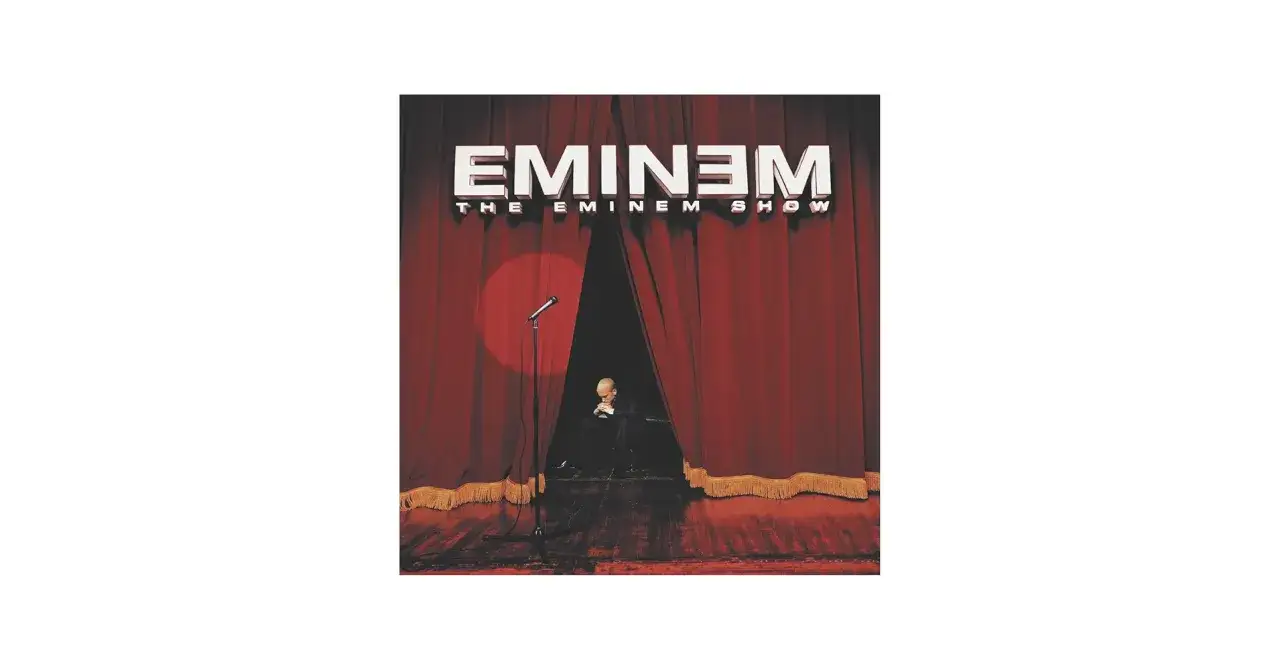 Eminem siedzi na scenie, za czerwonymi kurtynami, jakby zastanawiał się nad życiem. Nie ma informacji, że Eminem kiedy zmarł.