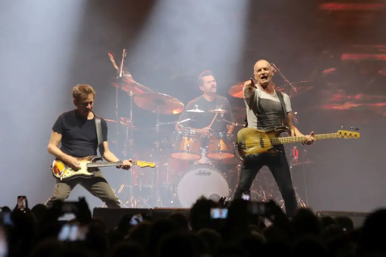 Sting gra na basie, a zesp&oacute;ł na scenie. Fani zastanawiają się, ile trwa koncert Stinga.