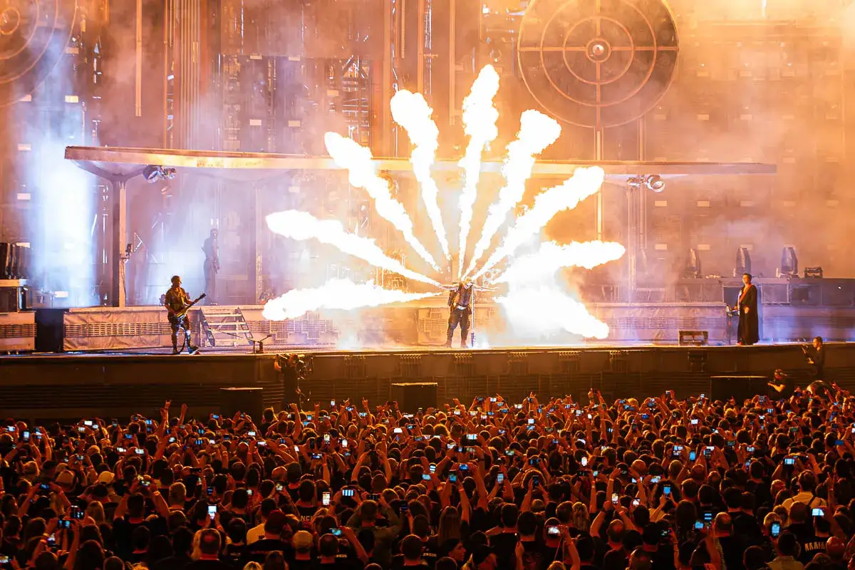 Koncert Rammstein z pirotechniką i tłumem fanów z telefonami. Trudno określić, ile trwa koncert Rammstein, ale wrażenia są niezapomniane!