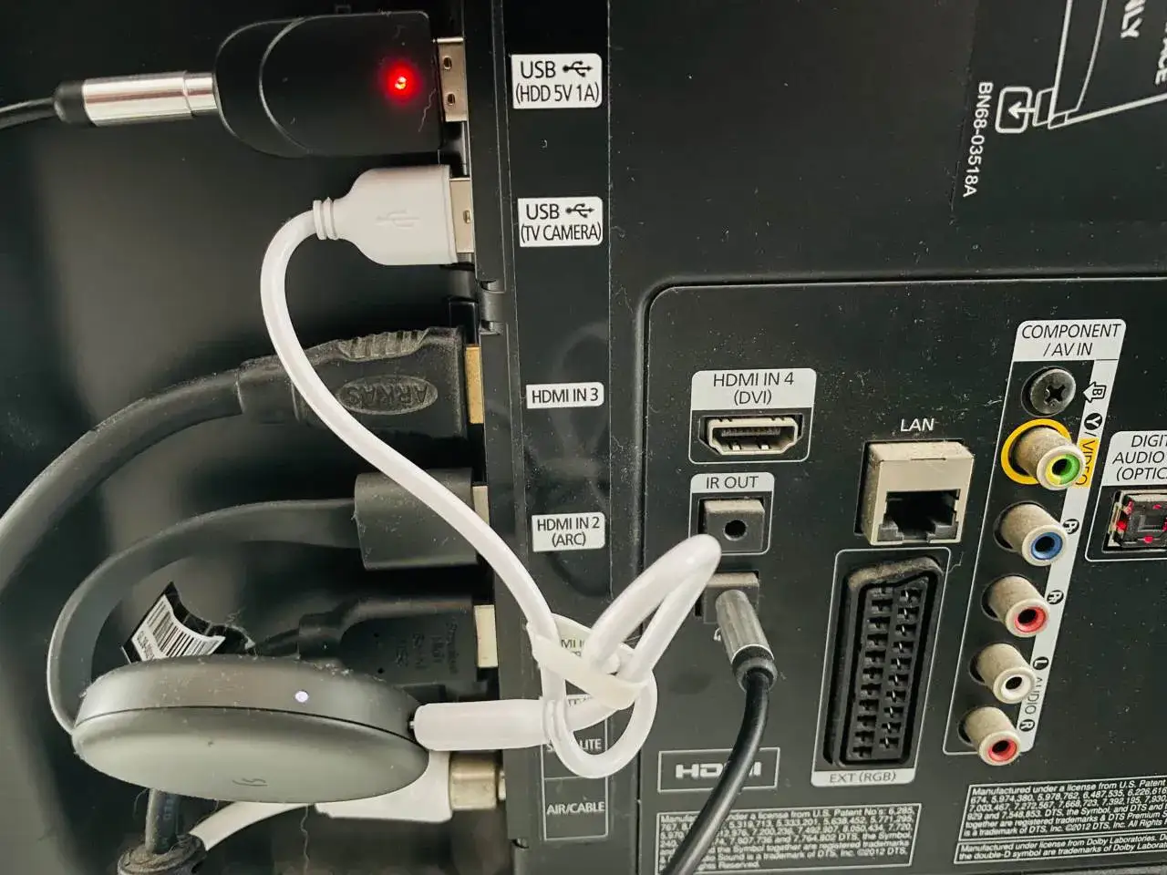 Złącza z tyłu telewizora Samsung. Widoczne USB, HDMI, LAN, IR OUT. Brak widocznego wejścia na słuchawki.