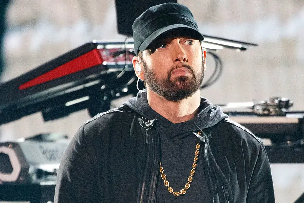 Eminem w czapce i z łańcuchem na szyi. Choć nie widać tego na zdjęciu, ile Eminem ma wzrostu, to jego talent jest ogromny.