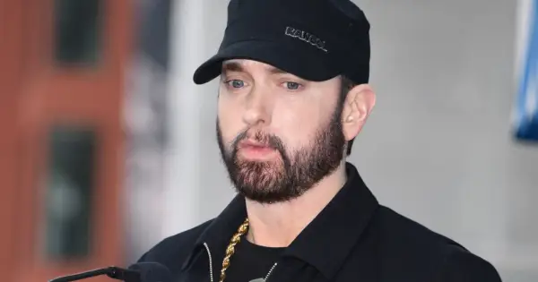Eminem w czapce Kangol i złotym łańcuchu. Czy Eminem był w Polsce? Fani wciąż czekają na odpowiedź.